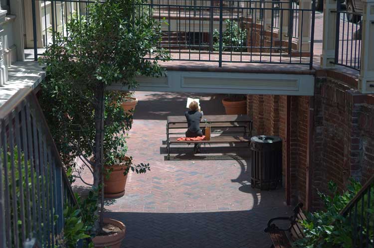 Taken near the corner of Washington and 9th Street in Oakland.